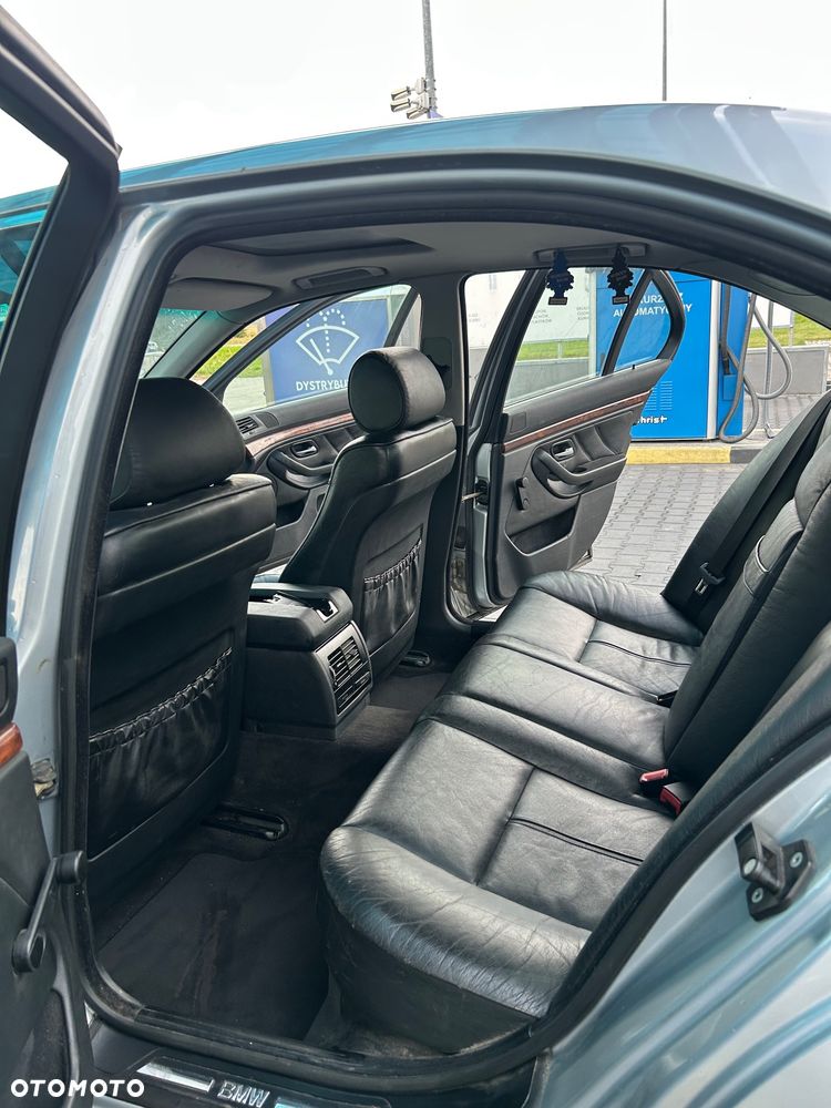BMW Seria 5 523i - 23