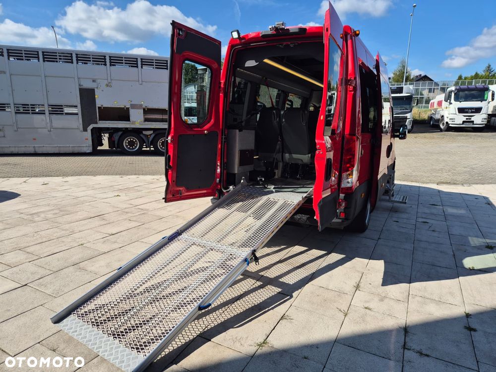 Iveco Daily 40 S 14 Forveda / CNG / BENZYNA / 10 MIEJSC / RAMPA / MIEJSCE DLA INWALIDÓW / KAMERY 360 / MOŻLIWOŚĆ 9 MIEJSC / WEBASTO / BEZWYPADKOWY - 35