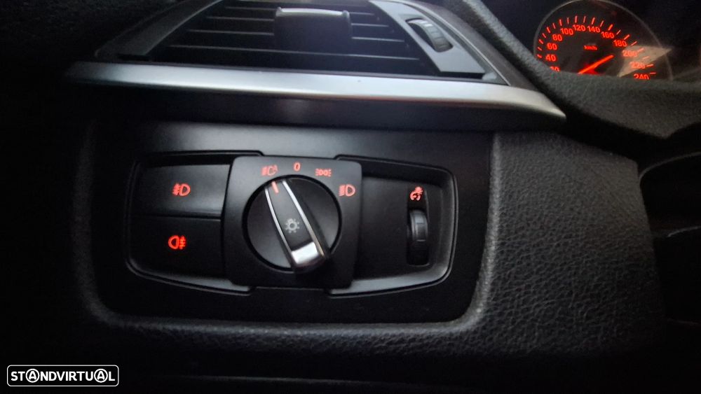 BMW 318 d Line Sport - 42