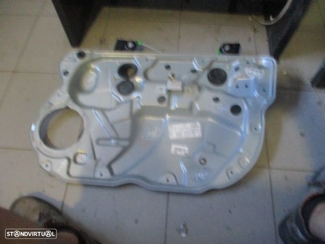Elevador Sem Motor 6Q4837756 VW POLO 2006 1.4TDI 70CV 5P CINZA FD VW POLO 4 9N FASE 2 2009 1.4TDI 70CV 5P CINZENTO FD VW POLO 2002 1.2I 64CV 5P CINZA FD - 1