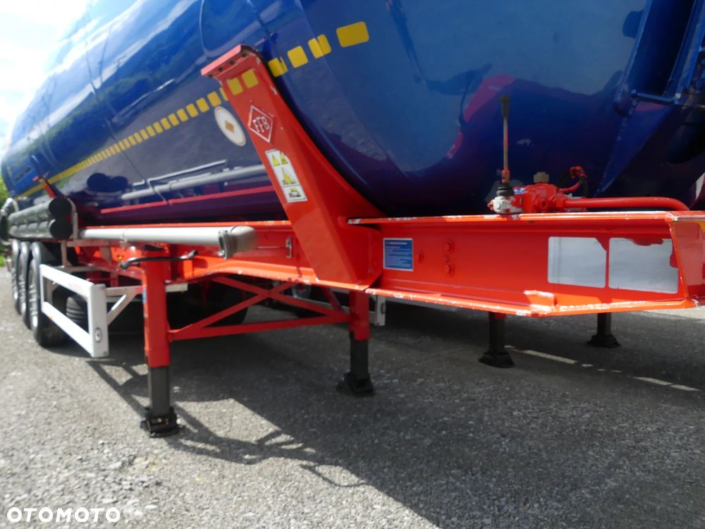 Feldbinder SILOS 60000 / KIPROWANA / OŚ PODNOSZONA / - 25
