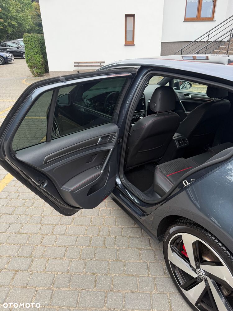 Volkswagen Golf - 22