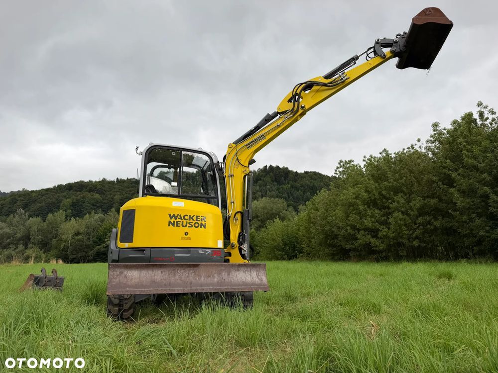 Wacker Neuson EZ38 koparka Gąsienicowa 4 tony. 2018 rok. Maszyna jak nowa 1600mtg.  Aktualna DEKRA BMWT 2026r. dodatkowa linia Hydrauliczna. Zamki na tłokach. Szybko-złącze Hydrauliczne. zmiana łyżek bez wychodzenia z Kabiny! Ani deka luzów wycieków. Okazja! 2 łyżki Oryginalne skandynawskiego typu. Yanmar silnik. Maszyna z Norwegii z Gospodarstwa Aktualna Dokumentacja! ani deka luzów i wycieków! OKAZJA Linia Hydr. Plus. Długie ramię PLUS. Oświetlenie LED. Gąski bardzo ładne. Wielka Okazja! Pełne sterowanie z dżojstików!! - 6