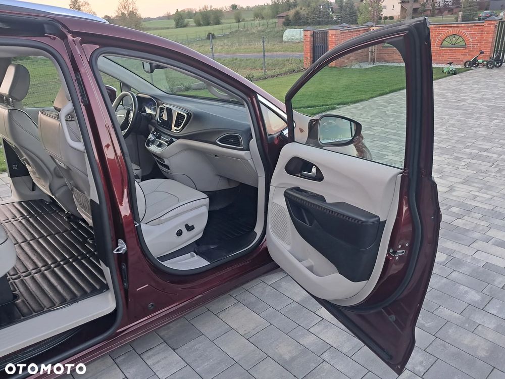 Chrysler Pacifica - 16