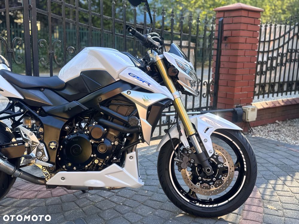 Suzuki GSR - 11
