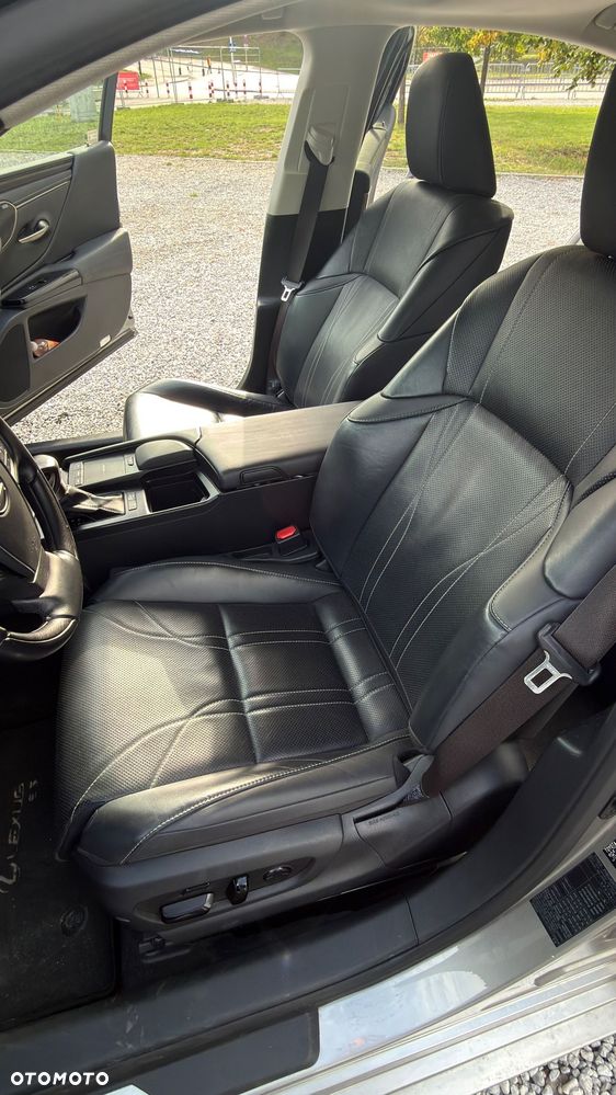 Lexus ES 300h F Sport Design - 8