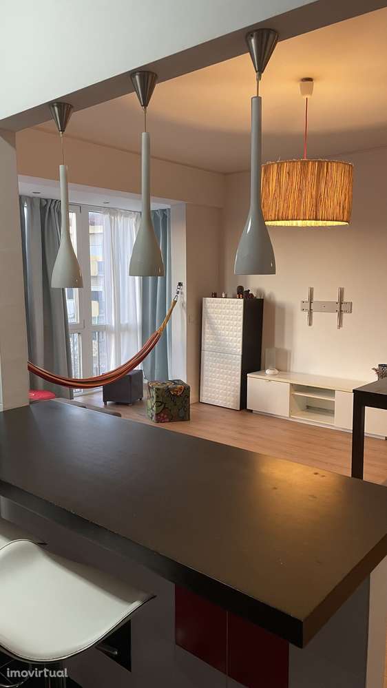 T2 em Carnaxide Mobilado, Varanda e Elevador - Grande imagem: 2/23