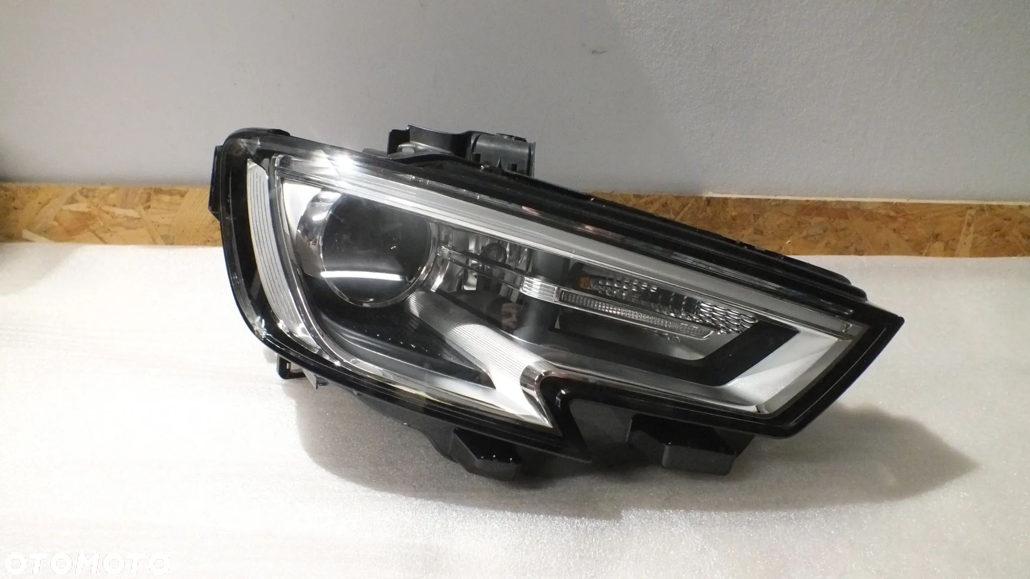 Xenon prawy Audi A1 8V0941044E - 1