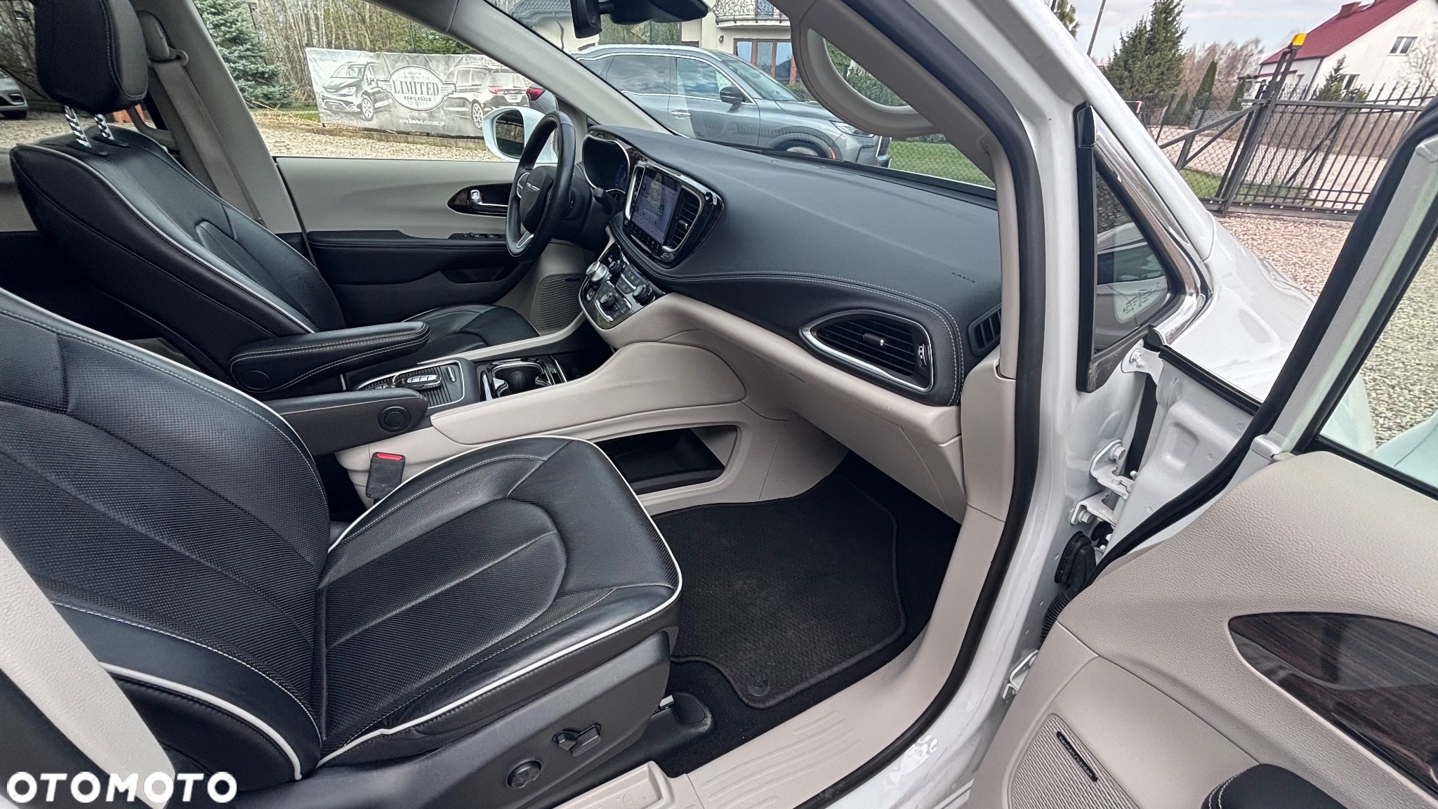 Chrysler Pacifica - 26