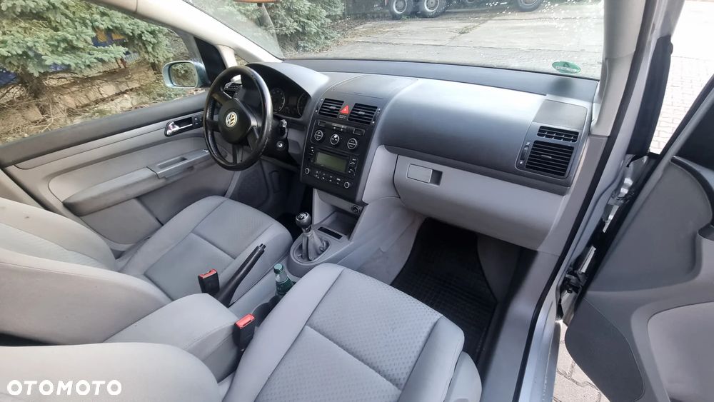 Volkswagen Touran 1.6 FSI - 11