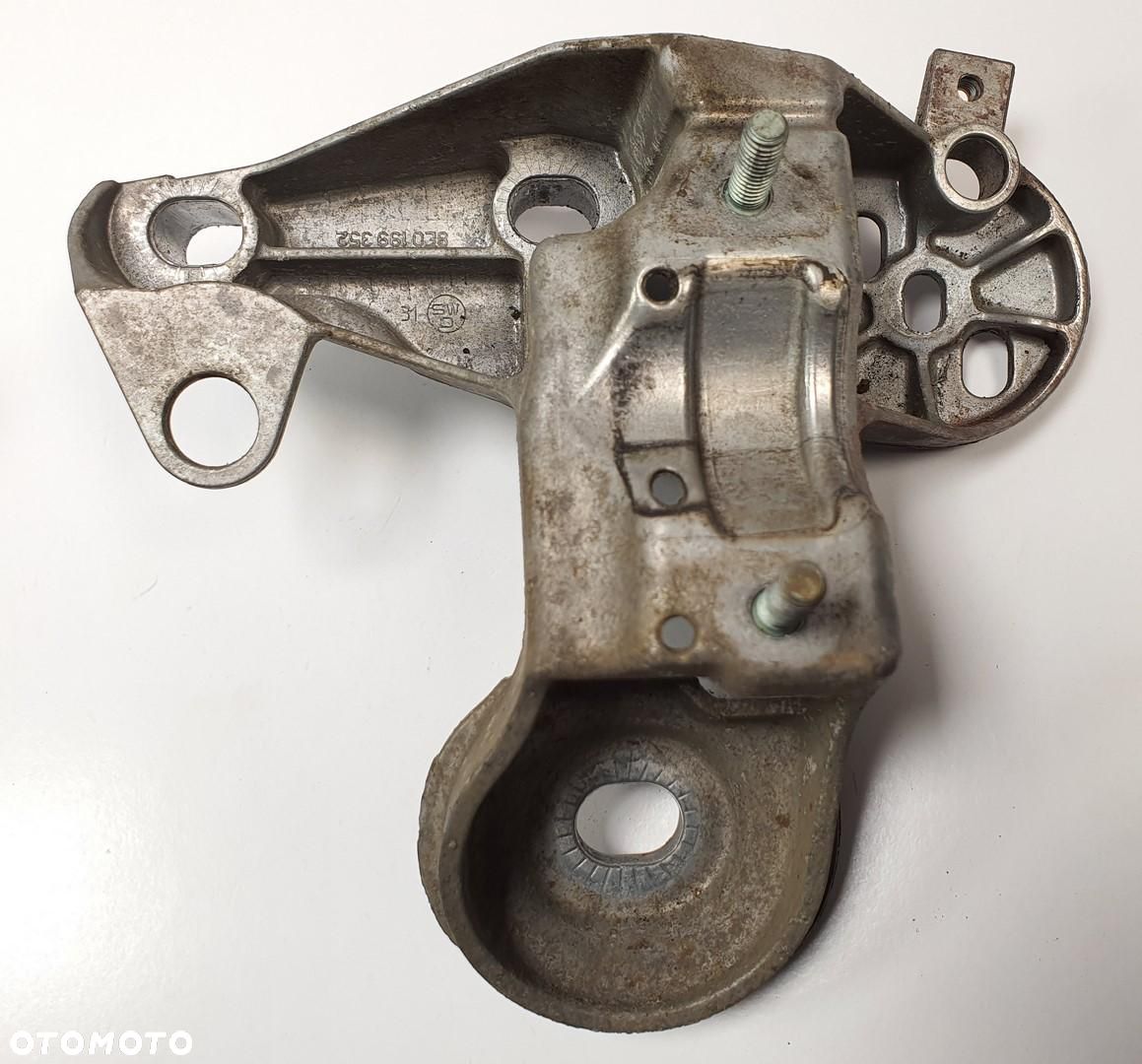 ŁAPA WSPORNIK SILNIKA AUDI A4 B6 2.0 FSI 8E0199352 - 1