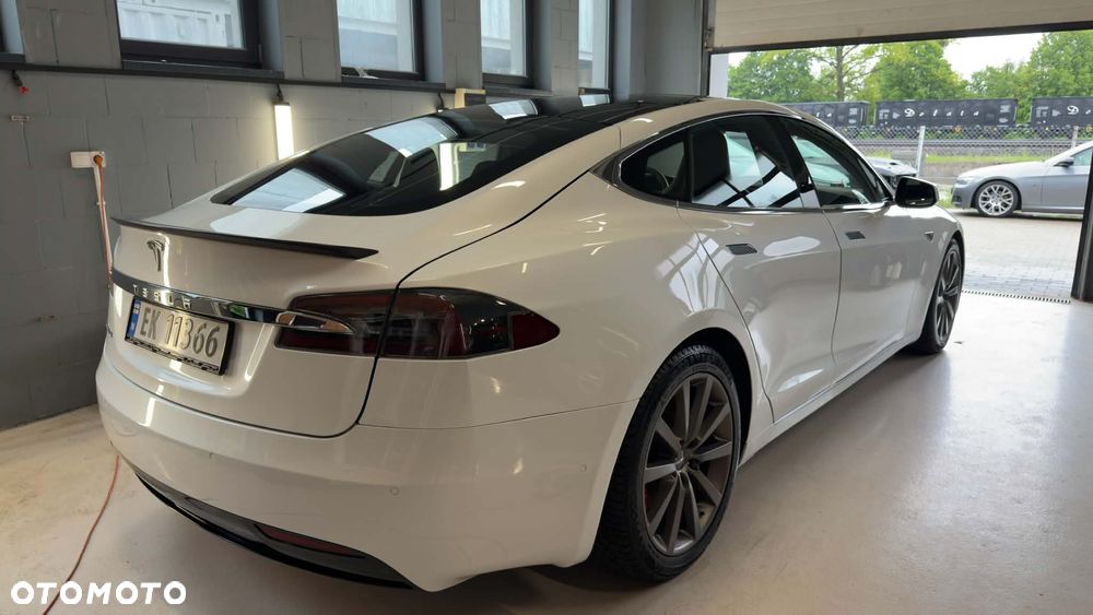 Tesla Model S - 3