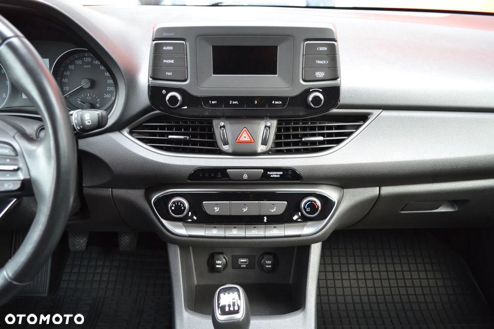 Hyundai i30 1.5 DPI Classic + - 15