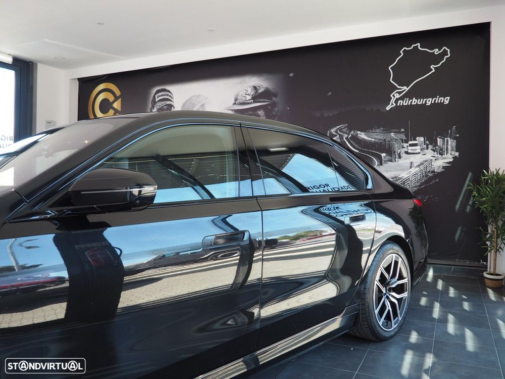 BMW i7 xDrive60 Pack Desportivo M - 7