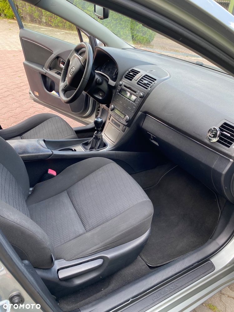 Toyota Avensis 1.8 Luna - 17