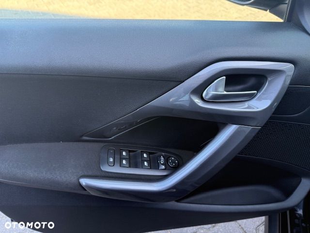 Peugeot 2008 1.2 Pure Tech Style S&S - 24