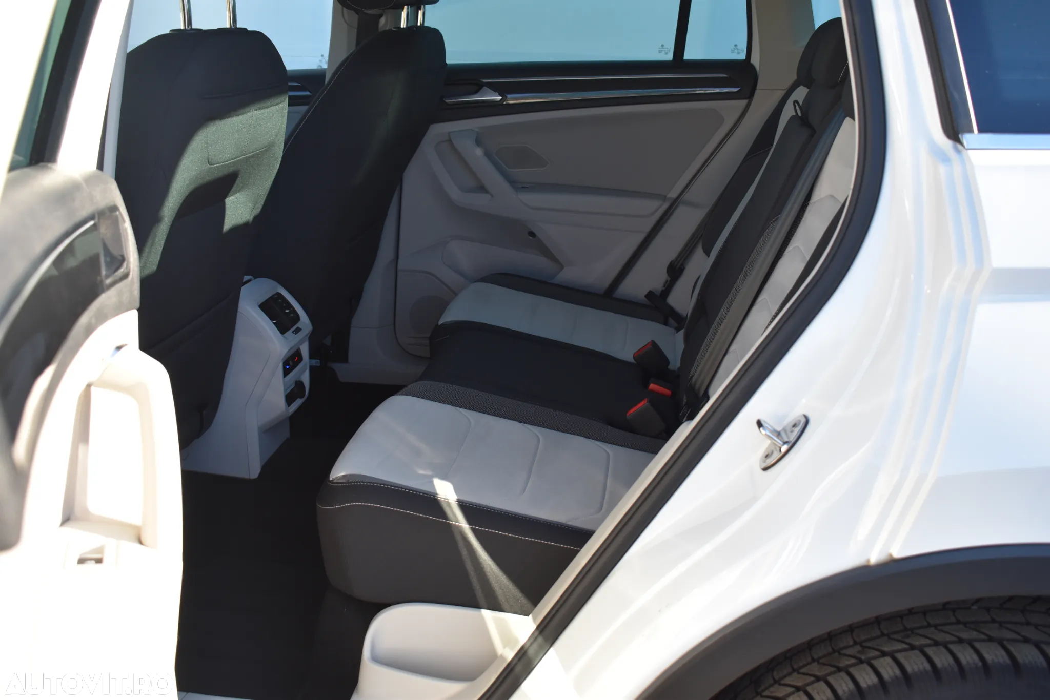 Volkswagen Tiguan 2.0 TDI SCR 4MOTION DSG Elegance - 8