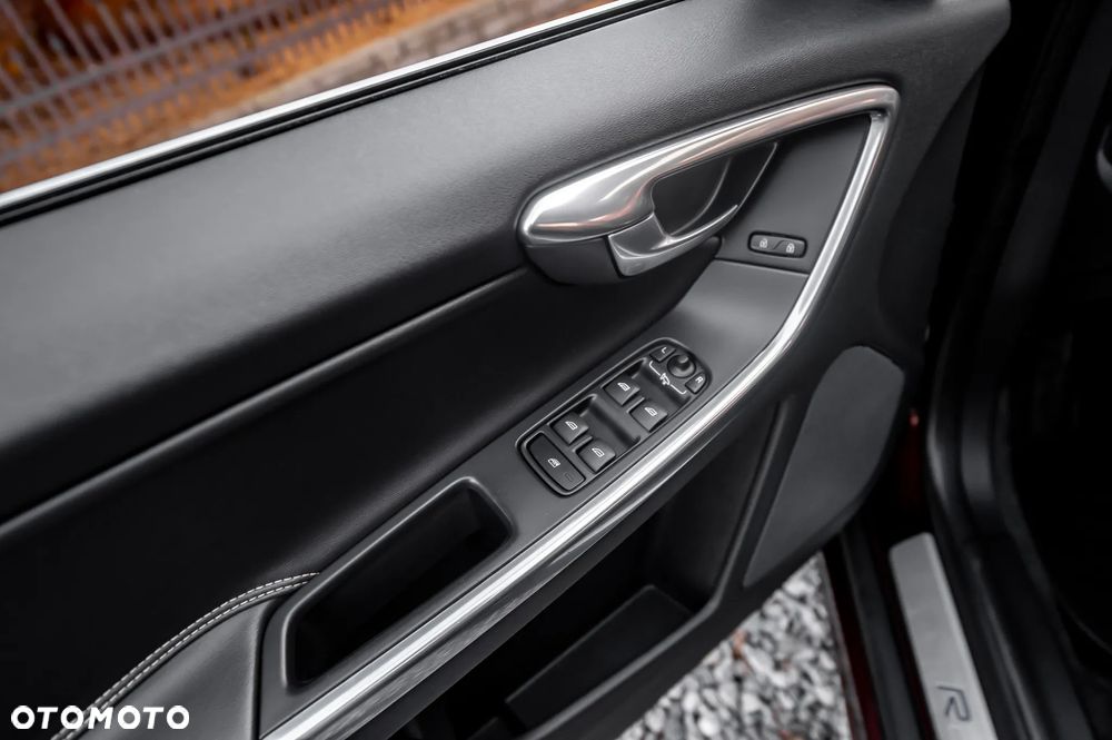 Volvo XC 60 D5 AWD R-Design Momentum - 18