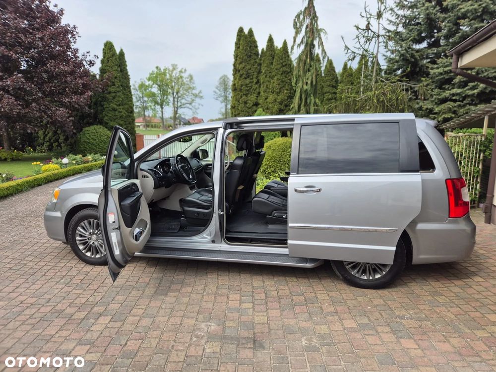 Chrysler Town & Country - 15