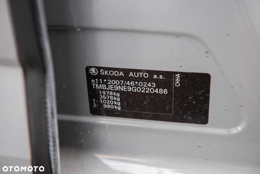 Skoda Octavia Combi 2.0 TSI DSG RS - 38