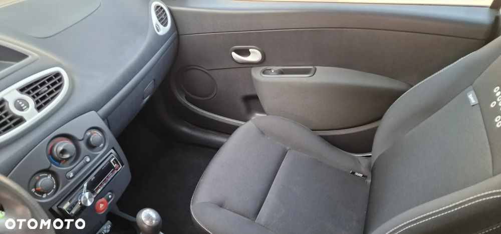 Renault Clio 1.2 16V 75 Expression - 12