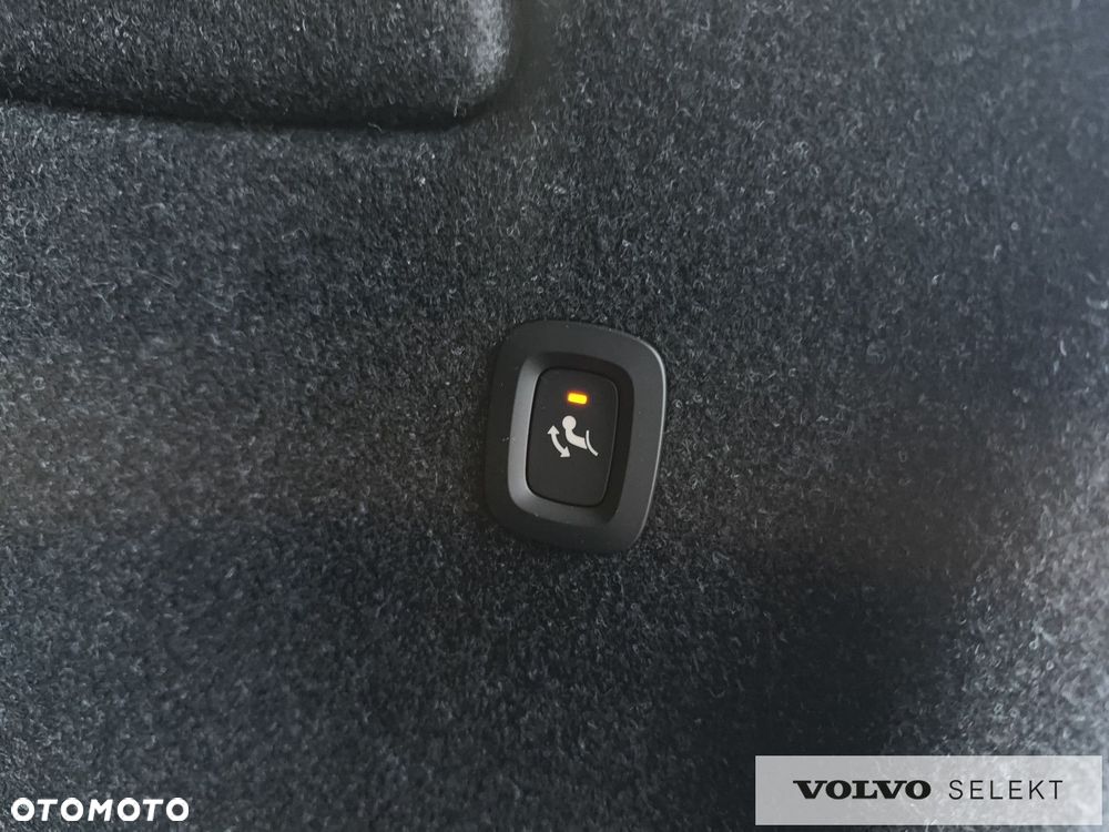 Volvo XC 40 B3 B DKG Plus Dark - 24
