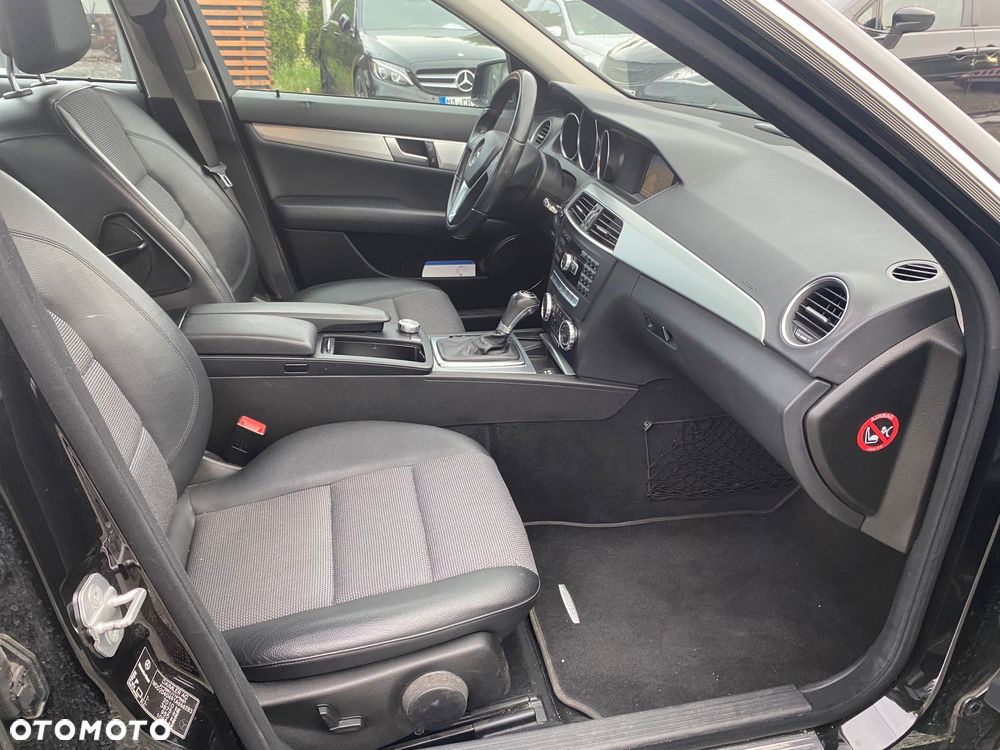 Mercedes-Benz Klasa C 180 CGI Automatik BlueEFFICIENCY Avantgarde - 26