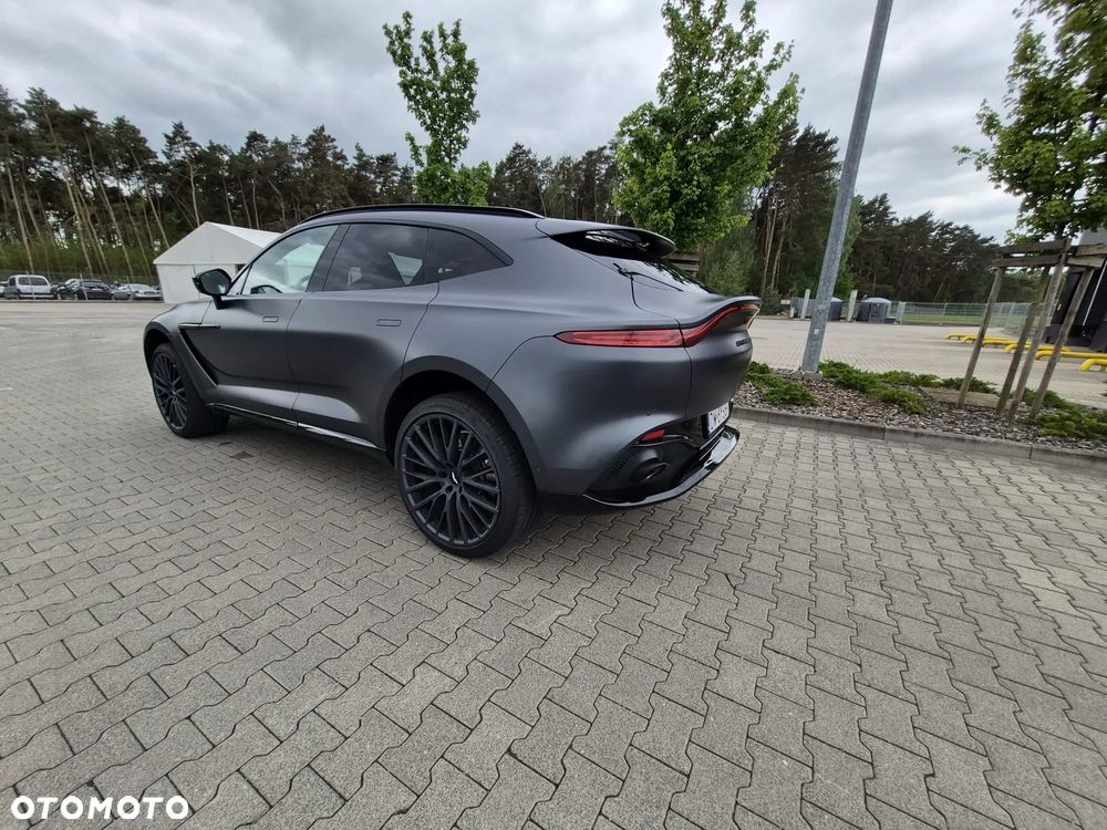 Aston Martin DBX - 11