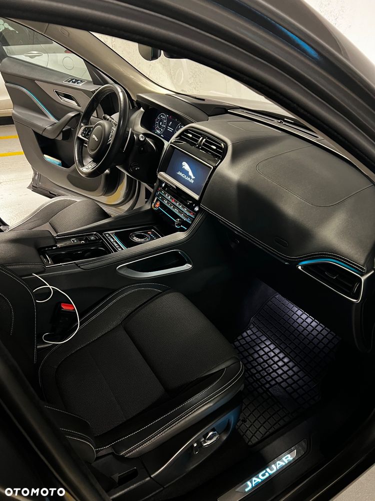 Jaguar F-Pace 2.0 i4D AWD R-Sport - 11