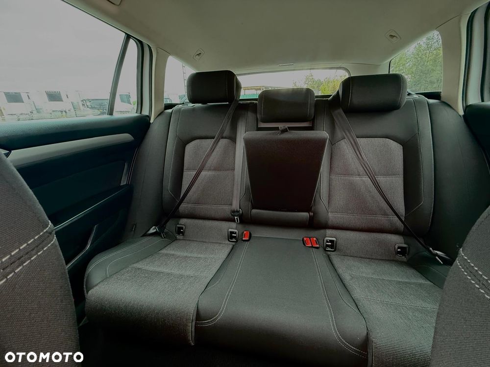 Volkswagen Passat 1.6 TDI SCR DSG Conceptline - 15