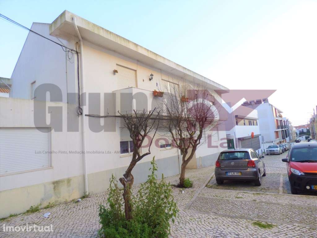 Apartamento T2+1 com Sótão a 350metros da praia de Sesimbra - Grande imagem: 3/36