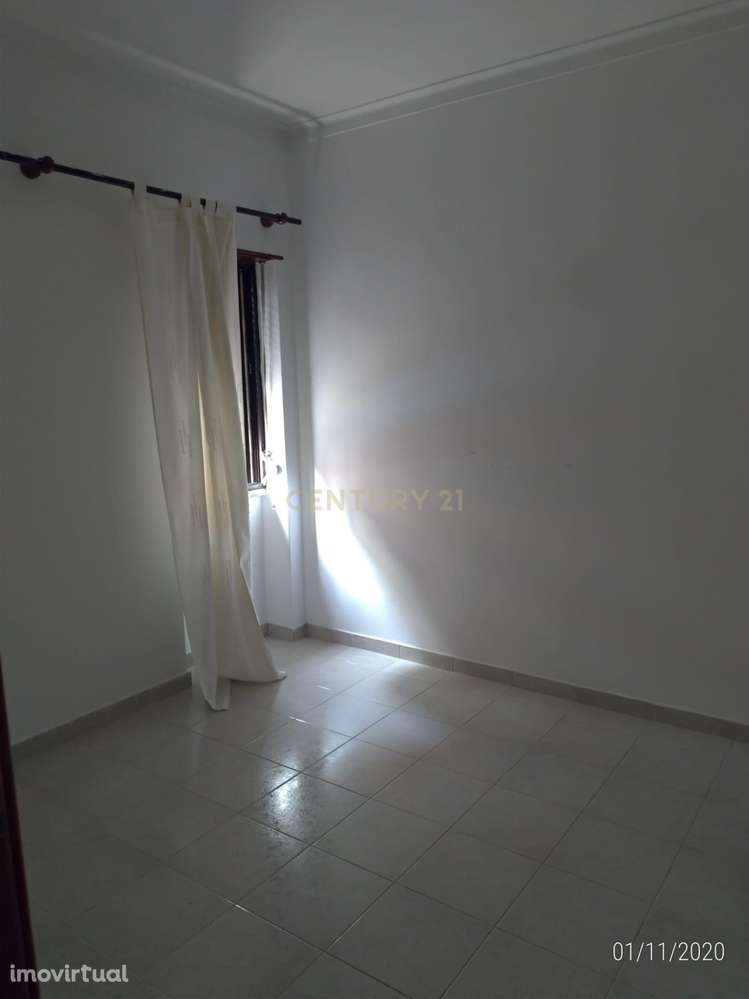 T1 com elevador e varanda na Cruz de Pau / Amora - Grande imagem: 3/26