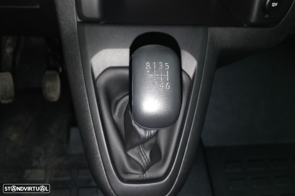 Peugeot Traveller - 25