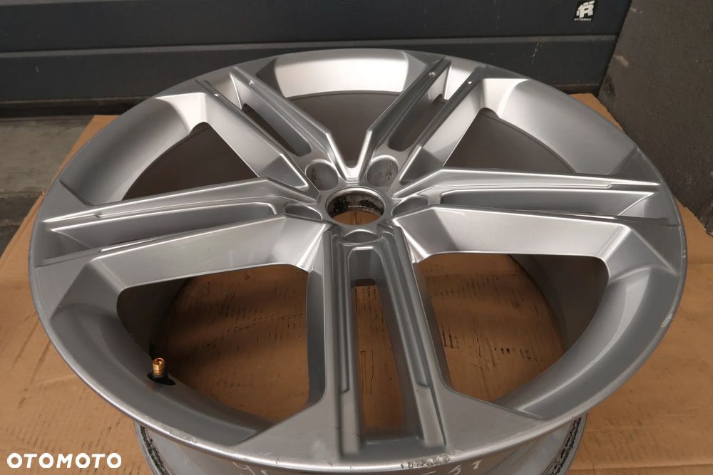 C32/C33 FELGA ALUMINIOWA AUDI A8 S8 4N0601025F 9X21ET37 - 12