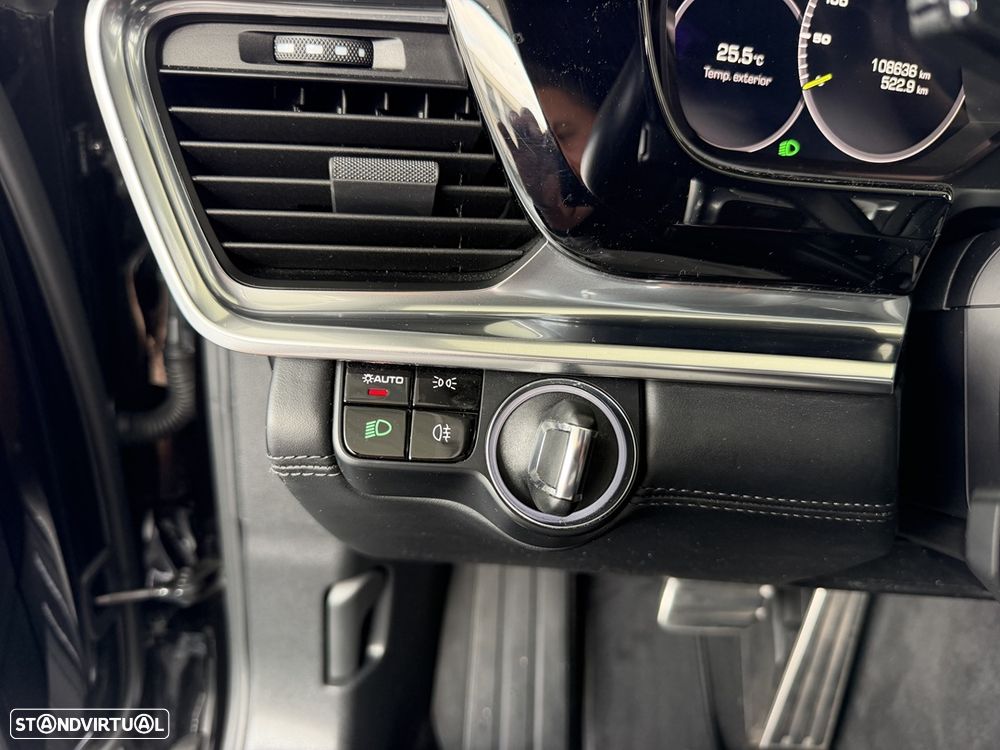 Porsche Panamera 4 E-Hybrid - 38