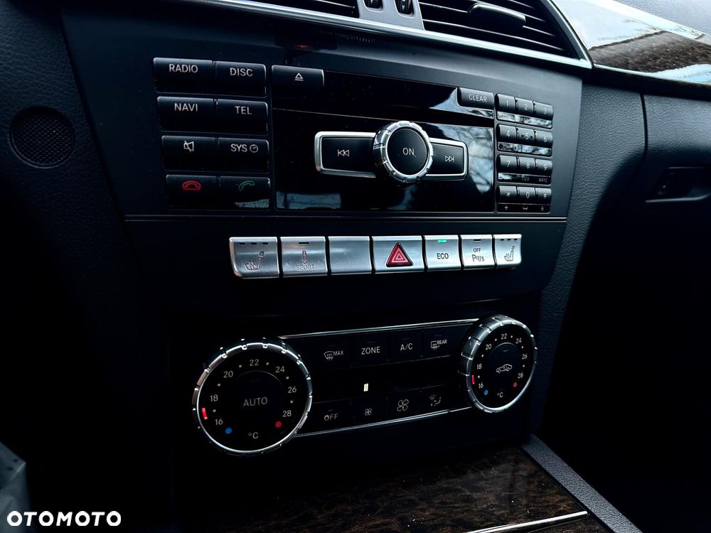 Mercedes-Benz Klasa C 250 CGI BlueEff Avantgarde - 23
