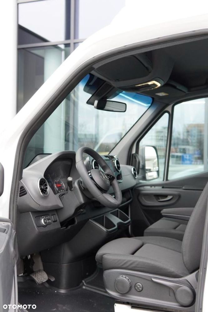 Mercedes-Benz Sprinter - 11