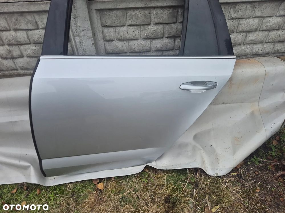 DRZWI LEWY TYŁ SKODA OCTAVIA III KOMBI LA7W KOMPLETNE - 1