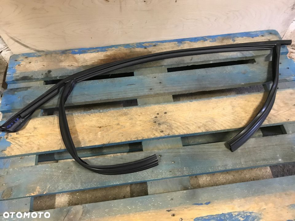 BMW E83 NOWA USZCZELKA DRZWI LEWY PRZÓD 51333424493