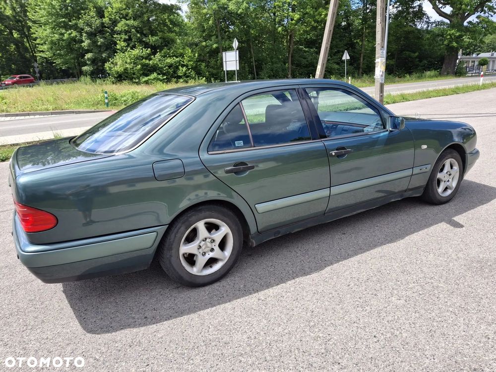 Mercedes-Benz Klasa E ver-200 - 1