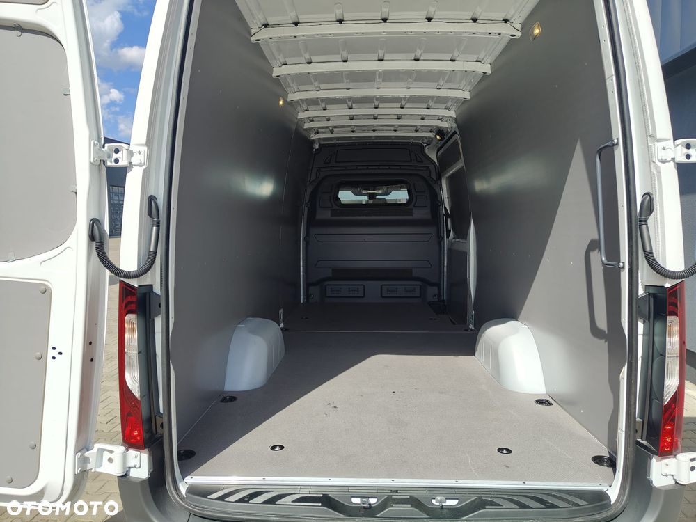 Mercedes-Benz eSprinter - 11