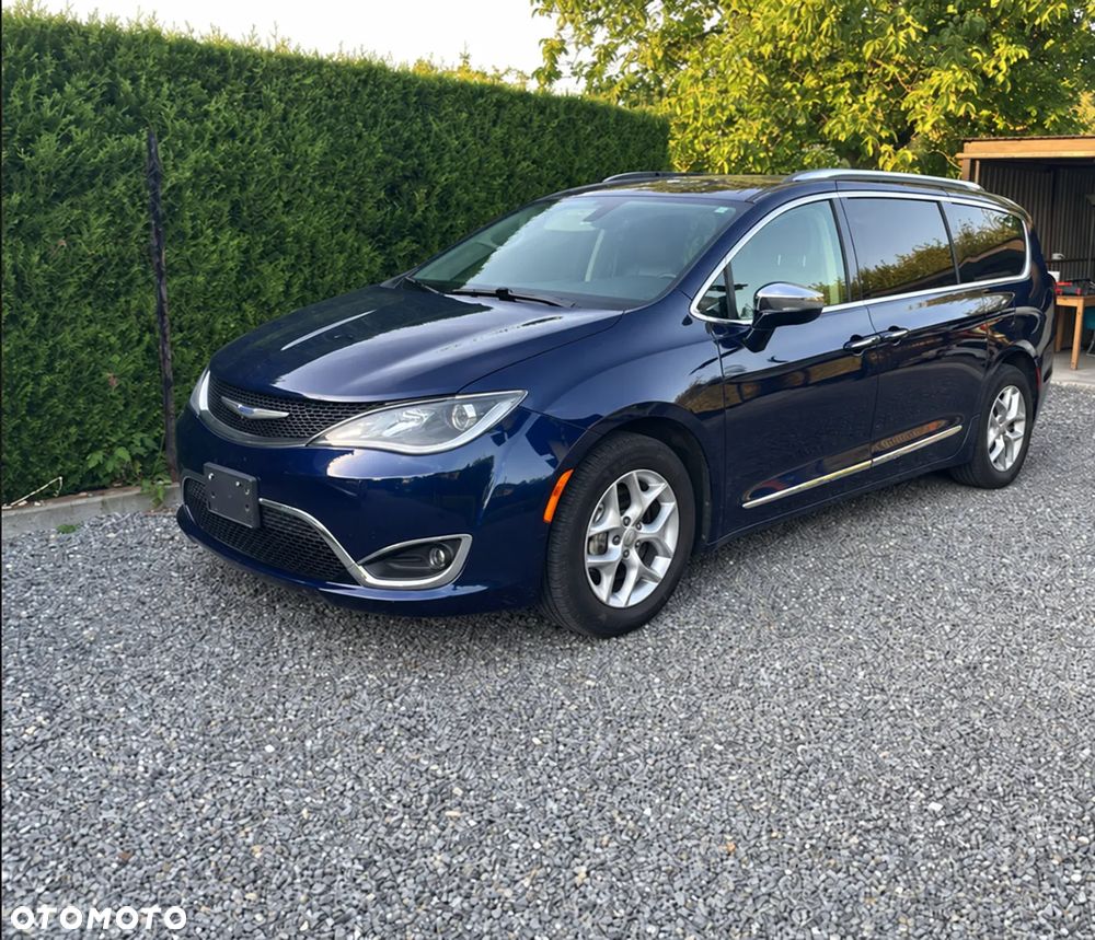 Chrysler Pacifica - 1