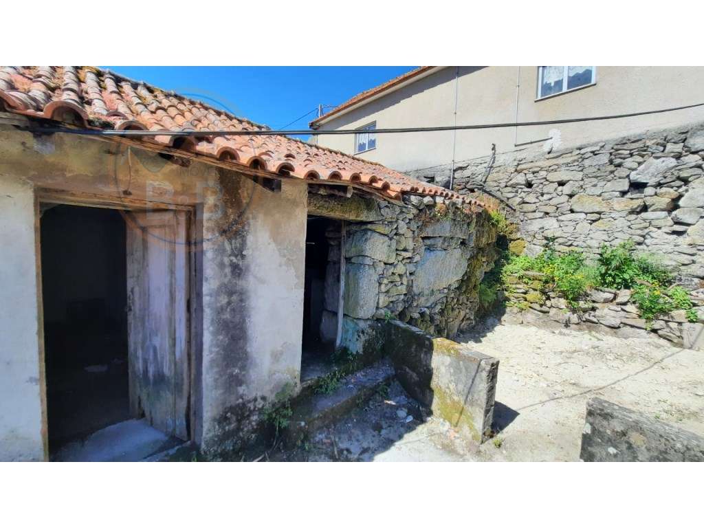 Ruína em pedra para restauro, em Vilar de Cunhas, Cabeceiras de Basto - Grande imagem: 3/29