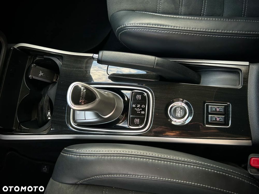 Mitsubishi Outlander Instyle NAVI + - 16