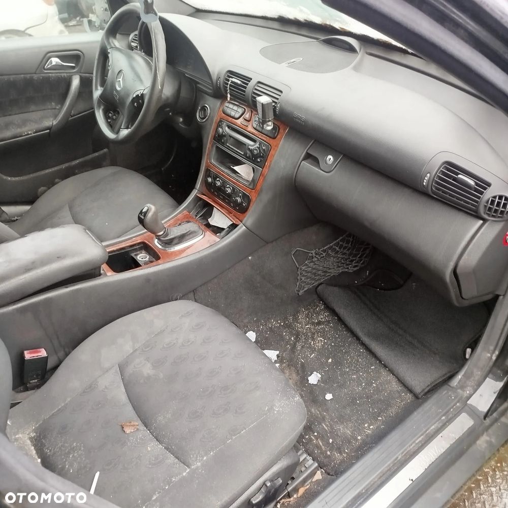 Mercedes C 220 na części . - 4