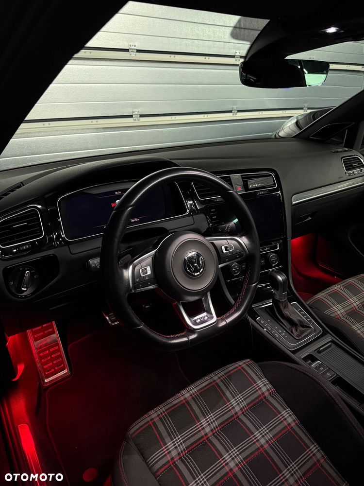 Volkswagen Golf - 6