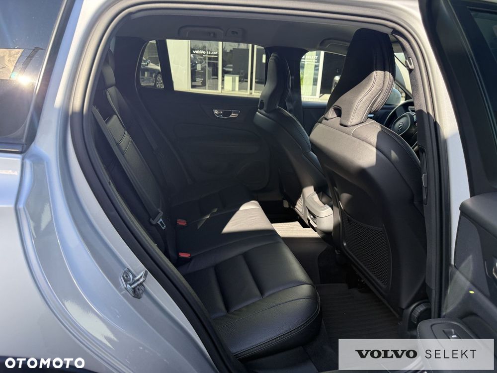 Volvo V60 Cross Country - 32