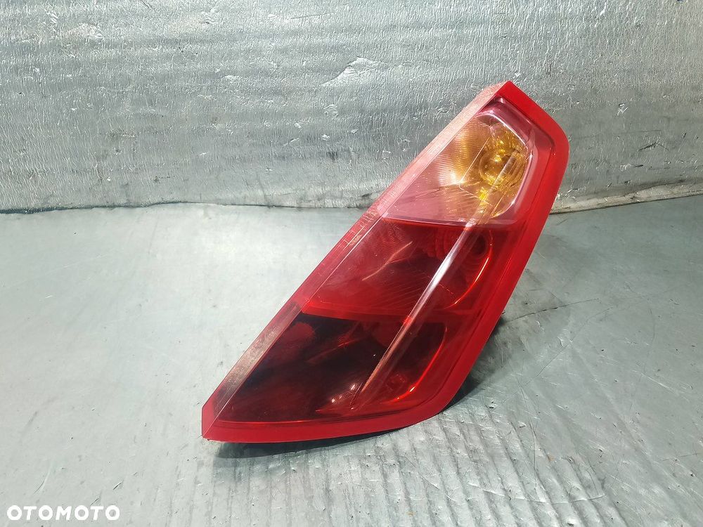 LAMPA TYLNA PRAWA FIAT GRANDE PUNTO 51701590 27460202 - 1
