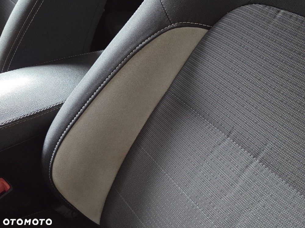 Toyota Avensis 1.8 Comfort - 11