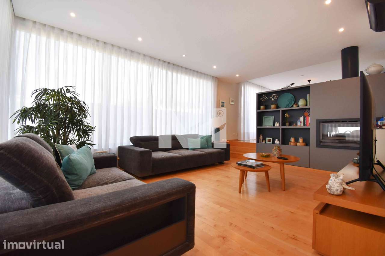 Moradia T4 | 4 Suites | Jardim | Centro | Maia - Grande imagem: 4/49